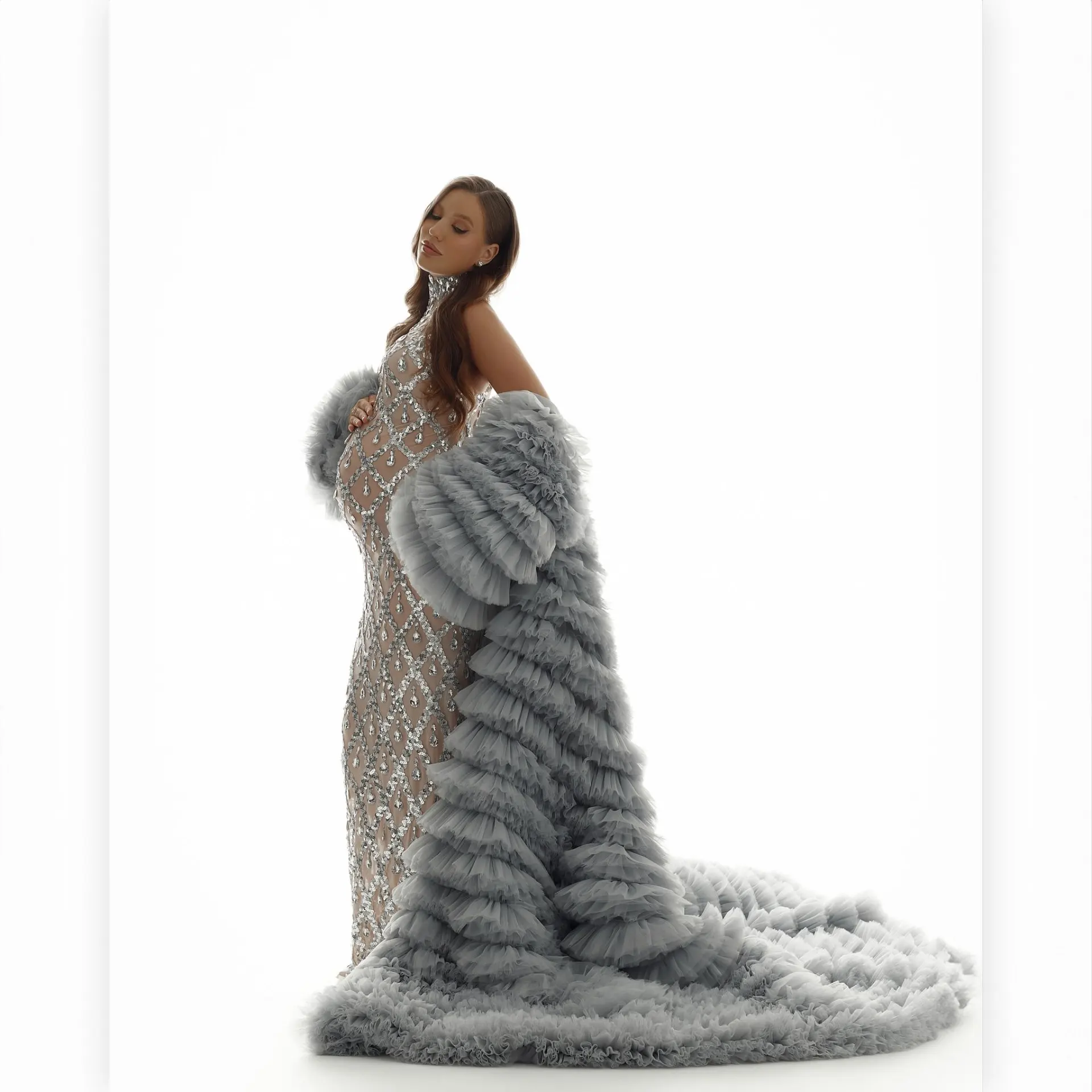 

Elegant Asymmetrical Gray‑Blue Ruffle Cloak – Luxury Couture Evening Coat with Voluminous Tulle Layers, One‑Shoulder Design Long