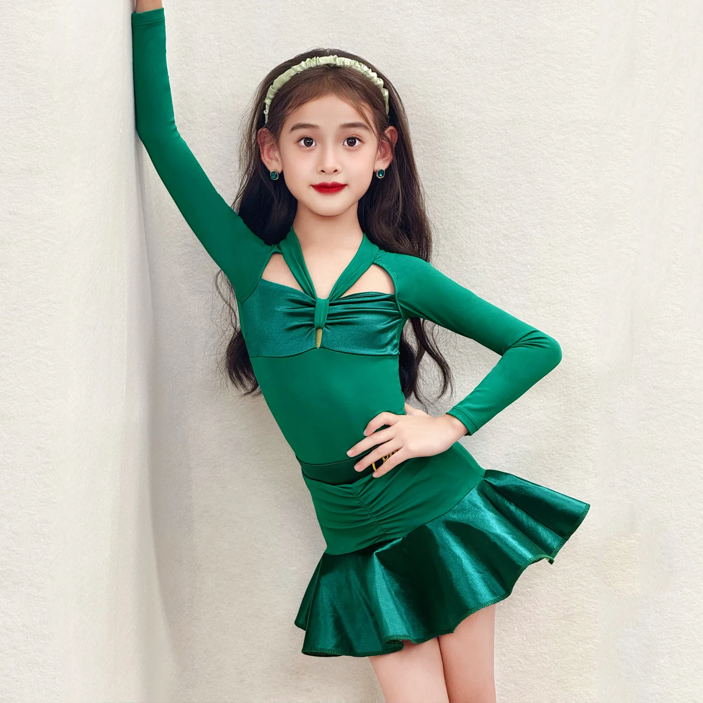 Ropa de baile latino para niña, ropa de actuación verde para escenario, traje de baile de manga larga para chico, traje hueco, leotardo, práctica con volantes