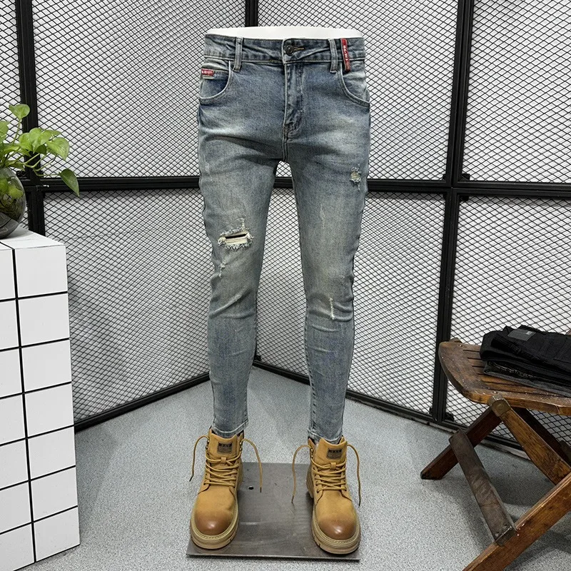 

Модные мужские джинсы слим-фит с рваными элементами, светло-голубые, из денима, с модными вставками, укороченные, для осеннего сезона, молодежная одежда