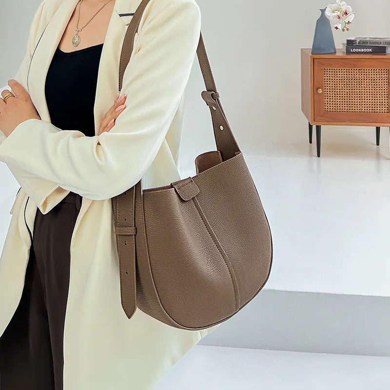 Fashionable Design Bucket Bag Luxury Leather Crossbody Bag Unique Single Shoulder Bag Casual Simple Style for Men And Women