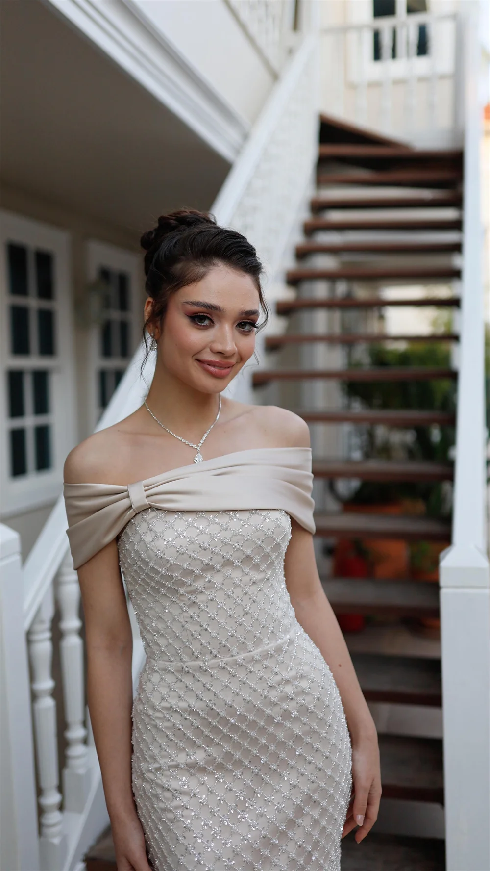 ชุดแต่งงานทรงเมอร์เมดสีเบจแบบมีสายผูกโบว์สั่งตัดจากโตเกียว ประดับเพชร แขนกุด ยาวระดับข้อเท้า ดีไซน์หรูหรา ปี 2025