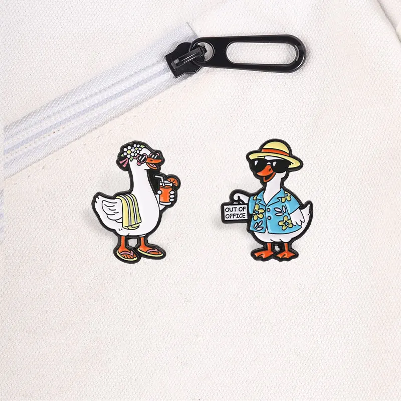 Lustiger Emaille-Pin „Gänse im Urlaubsmodus – Aus dem Büro“ – Firmenhumor-Brosche, Anstecknadel, Schmuckgeschenk für Freunde – Detail 4