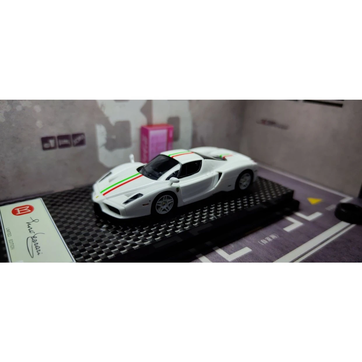 DMH 1:64 Scale ENZO White Floral Resin Car Model
