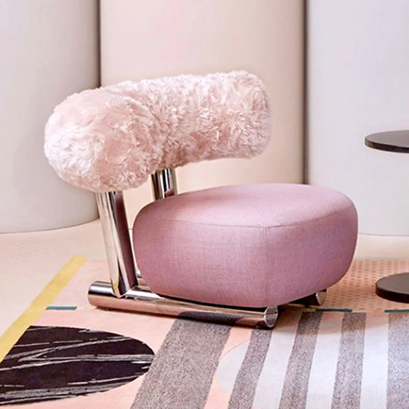 Italienische leichte Luxusvilla, Wohnzimmer, Empfang, Rohrsofa, Freizeitstuhl, einfacher, fauler Internet-Promi-Kunst-Stuhl mit einzelner Rückenlehne