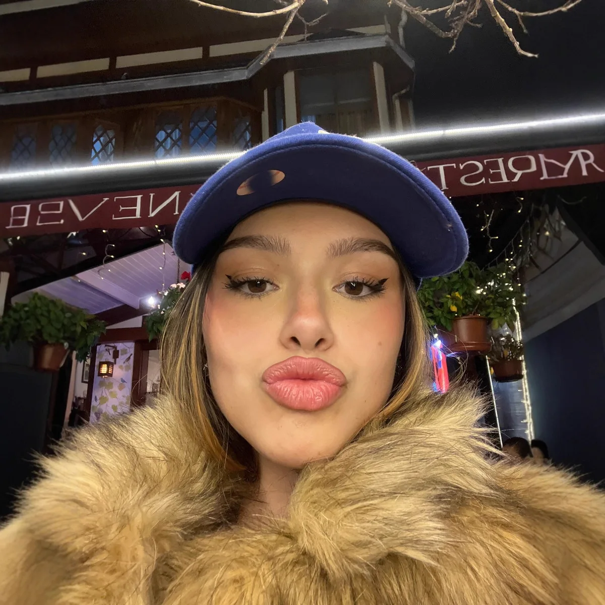 レディースフェイクフォックスファーコート、無地ジャケット、スタンドカラー、長袖、ファー付きアウター、厚手暖かいファー、ゆったりカジュアル、2025秋冬