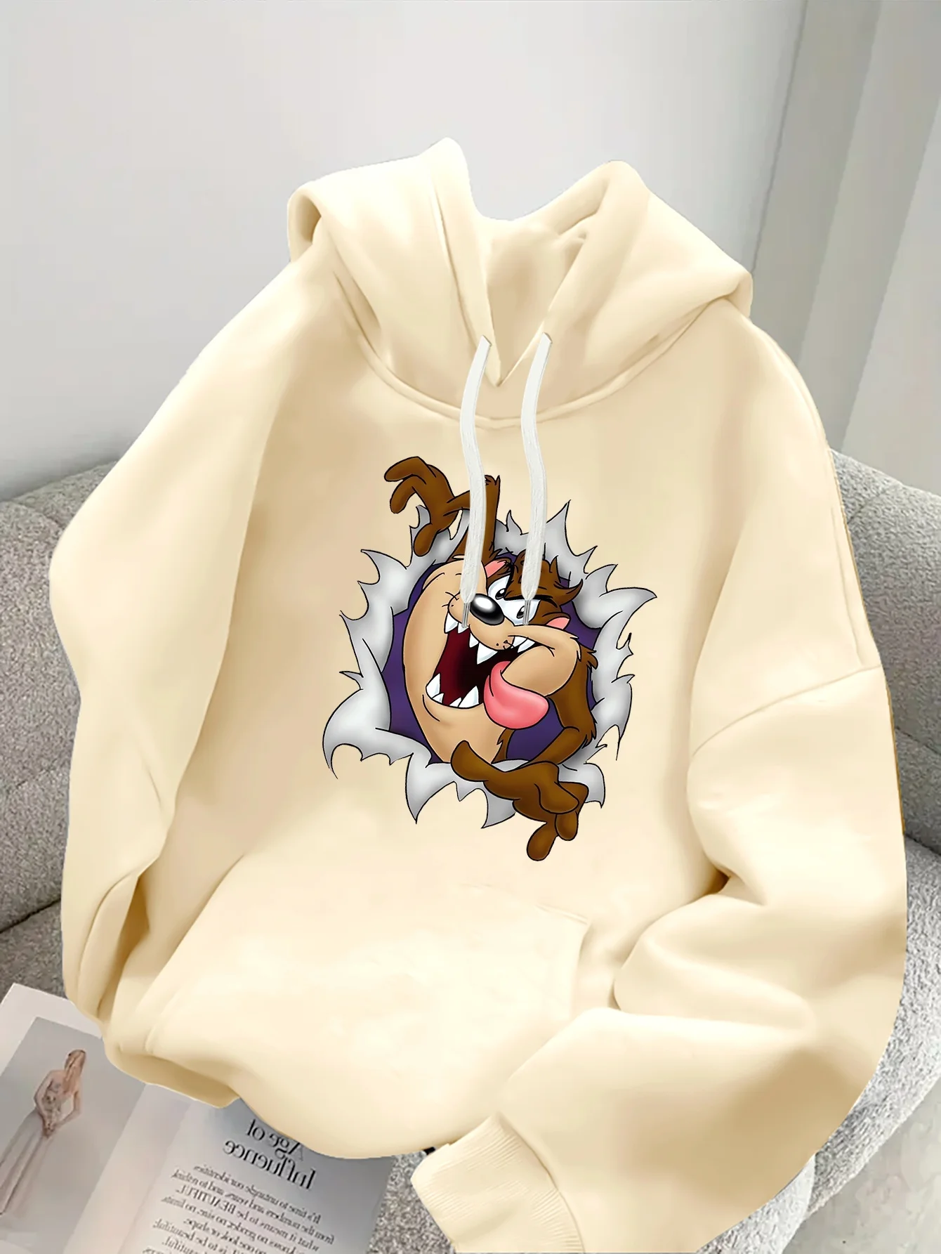 เสื้อฮู้ดผ้าฝ้ายฟลีซลายดิสนีย์ ทัสแมนเชียน เดวิล สีขาว ลายสัตว์สีน้ำตาลกำลังแสดงอารมณ์ดุร้าย พร้อมลายพิมพ์ด้านหน้าขนาดใหญ่