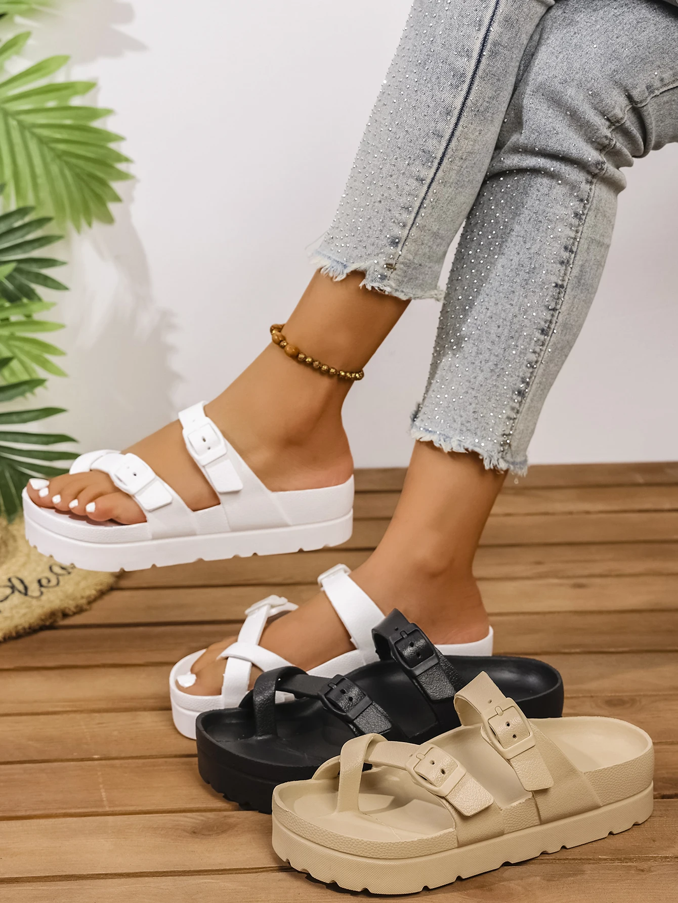 Women's New Summer Style Classic Simple Solid Color Couple's Casual Eva One-Piece Flat Slip-On Beach Flip-Flops with Thick Soles, Hollow Design, Breathable, Suitable for Outdoor and Indoor Use, Comfortable and Lightweight Slippers