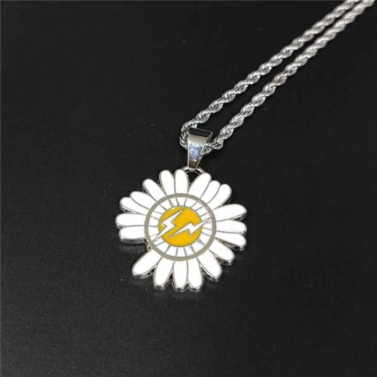 collier-pendentif-gd-daisy-accessoire-de-bijouterie-chaine-en-argent-marque-peaceminuson-collier-pendentif-tendance