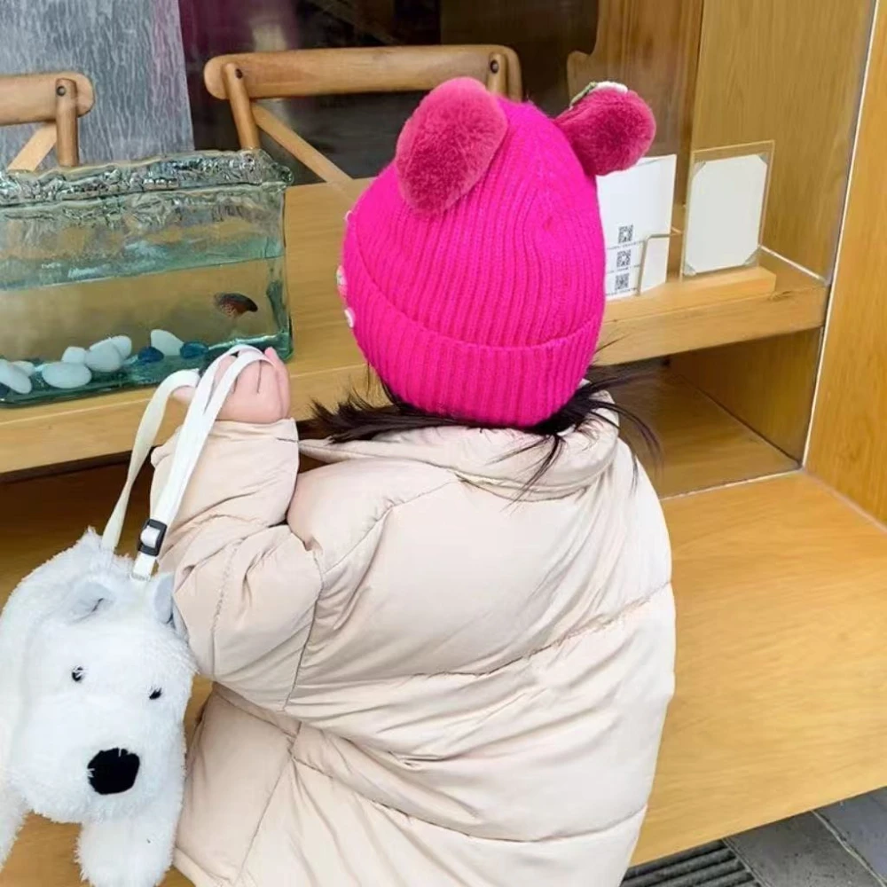 MINISO الطفل قبعة ديزني الفراولة الدب زخرفة لينة الدافئة الفتاة خوذة عيد الميلاد وهدايا عيد الميلاد أنيمي الصلة الألعاب