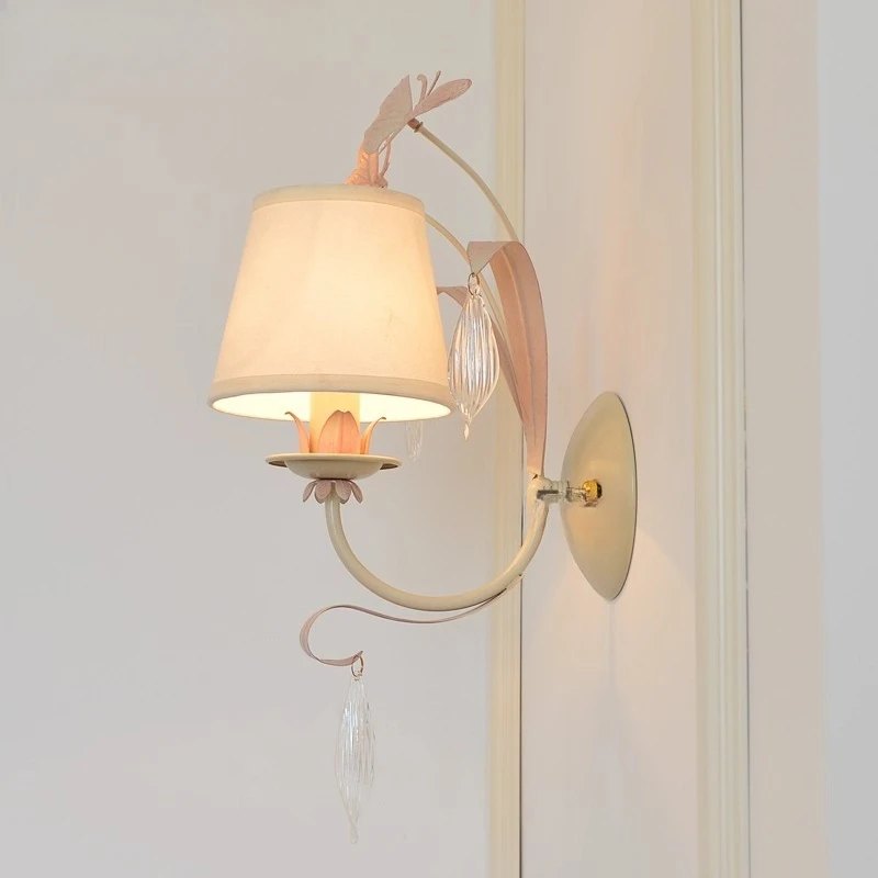 مصباح جداري على شكل فراشة لغرفة النوم، مصباح جداري مبتكر لغرفة البنات باللون الوردي من الحديد المطاوع، مصباح جداري على شكل شمعة لغرفة المعيشة الفرنسية