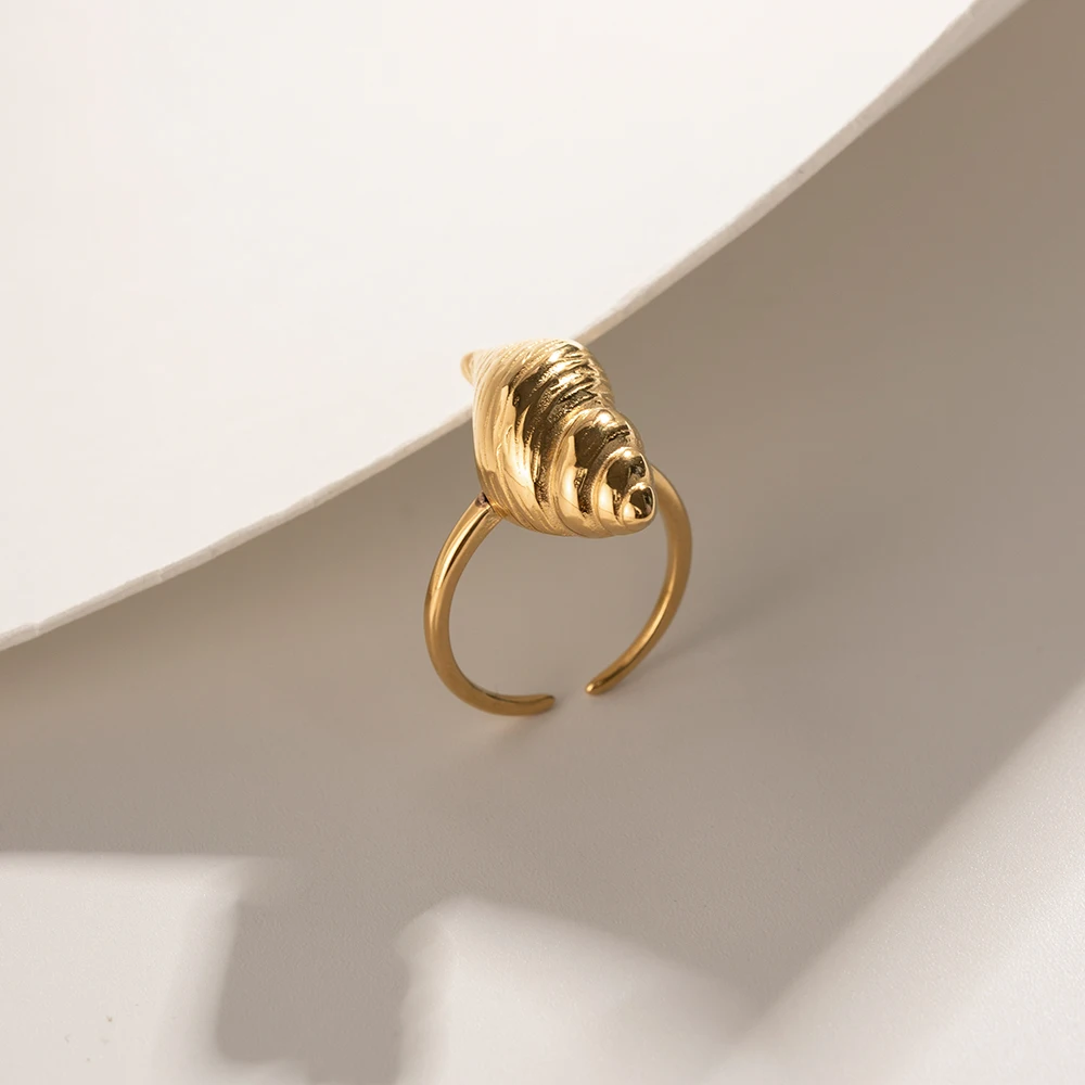 Anello placcato oro 18 carati strutturato Conch anello con struttura geometrica in metallo alla moda da donna a prova di appannamento grosso in
