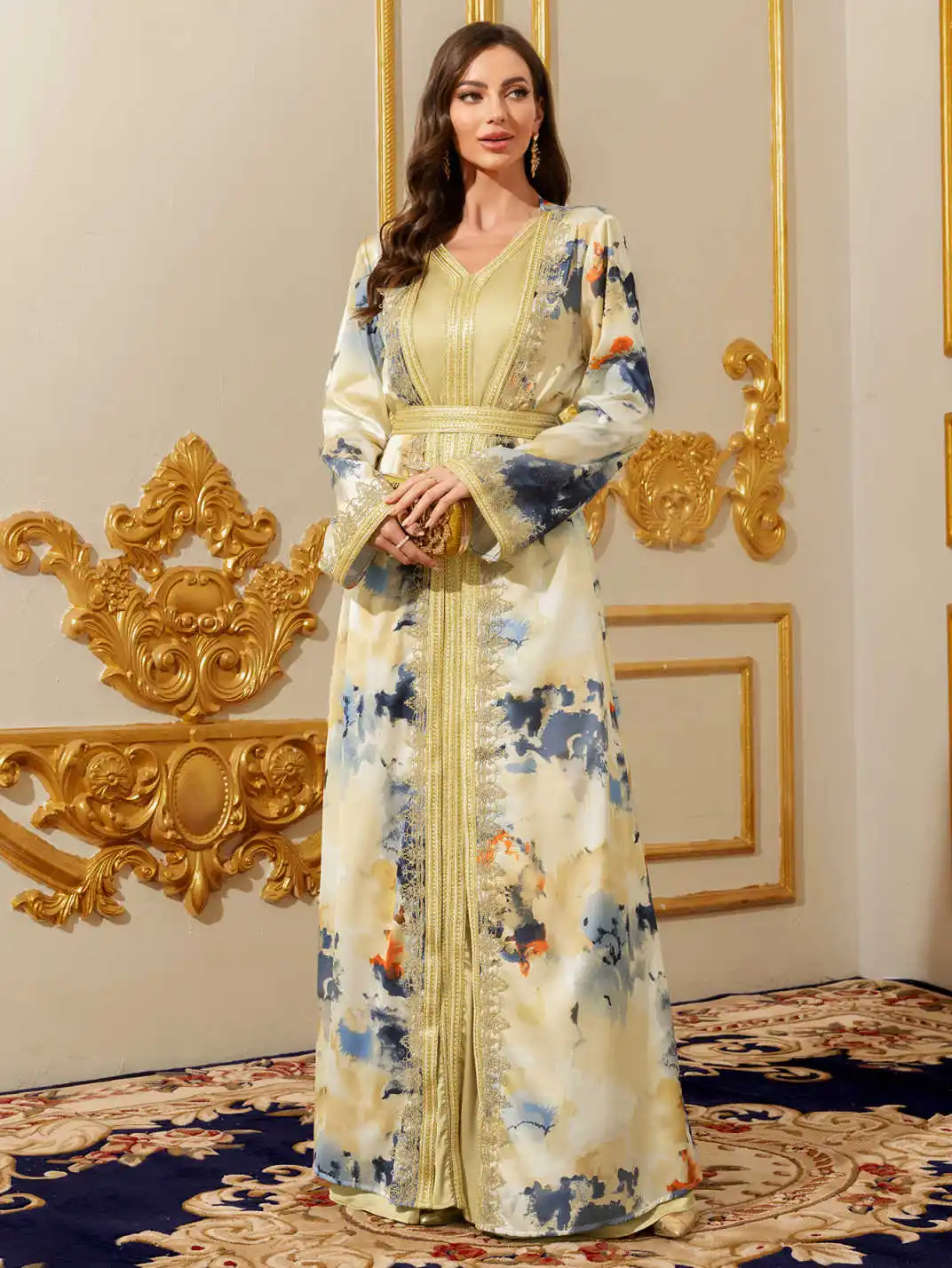 Elegante maxi-jurk met lange mouwen, lichtgouden borduurwerk, traditionele moslimkaftan met V-hals