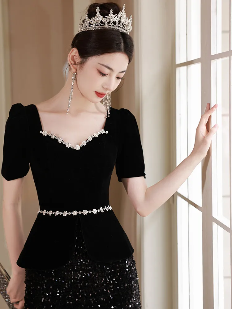 Krótka sukienka z cekinami, dekoltem w serek, dopasowana, czarna, zdobiona łańcuszkami, z trenem typu rybi ogon, idealna na urodziny, bankiety, uroczystości z okazji ukończenia 18 lat, długa sukienka.