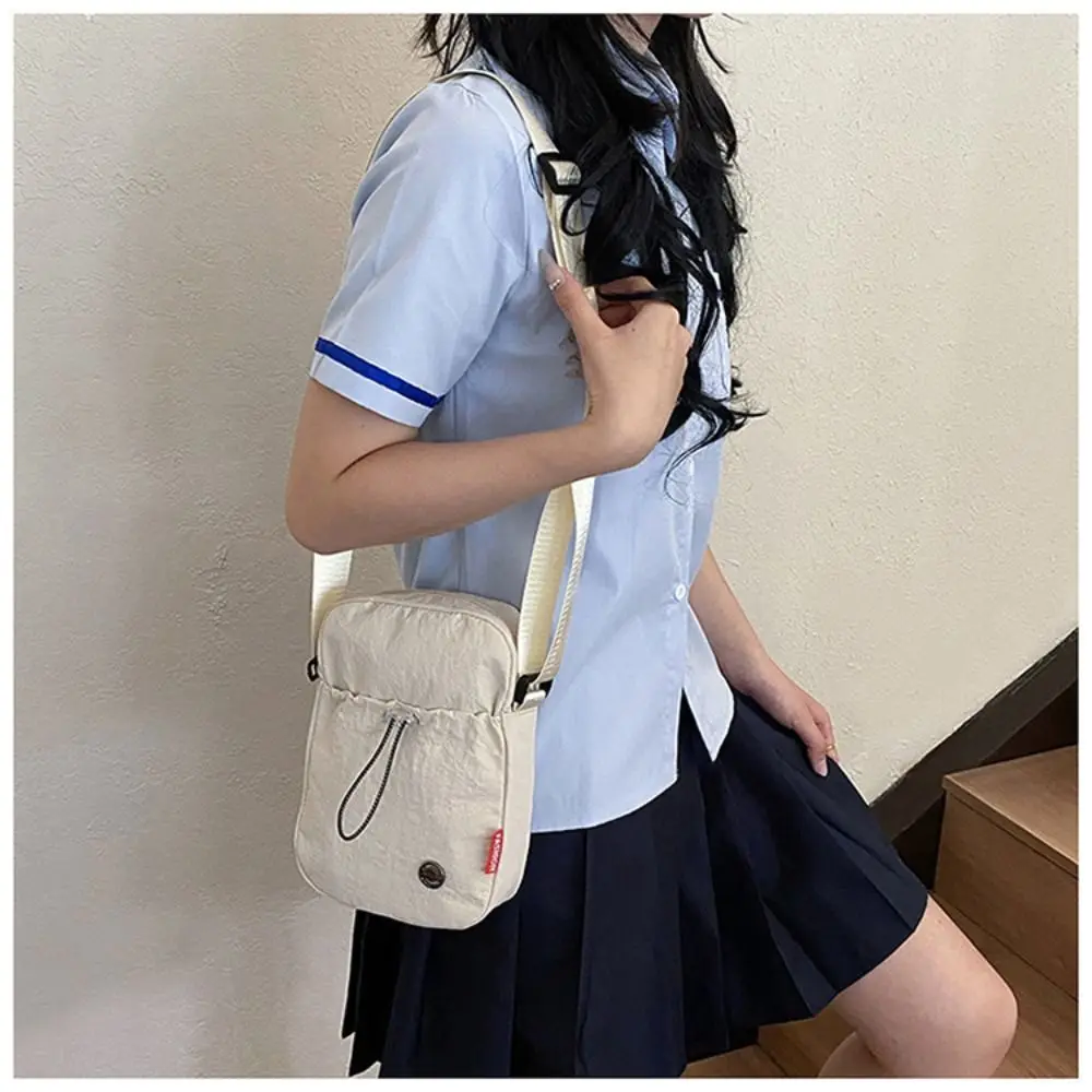 Torba crossbody ze sznurkiem, jednolity kolor, styl koreański, nylonowa torba na ramię, duża otwarta, wodoodporna torba na butelkę z wodą.