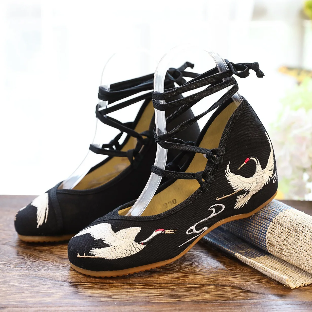 

Chinese Style Ancient Costume Shoes Embroidered Women Canvas Lace Strap Ballet Flats Ladies Comfortable Cotton Fabric Shoes