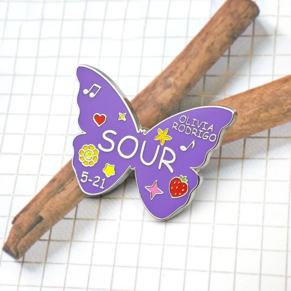 Olivia Rodrigo Sour Album Emaille-Pin Lila Schmetterling Broschen Pop-Musik-Sängerin Anstecknadeln Livies Fans Kollektion Schmuck Geschenk – Detail 9
