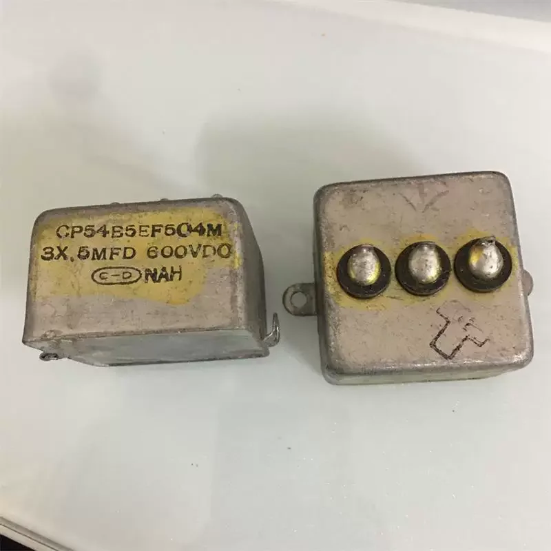 

CDE Большой D 3 × 0,5 мкФ, поколение 0,47 мкФ, 600 В, разделение частоты желчного пузыря, масляный погружной конденсатор из США