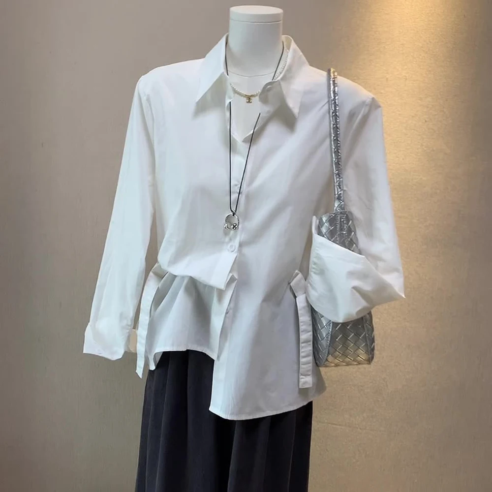 Camicia bianca a maniche lunghe versatile che abbraccia la vita Donna 2025 Autunno Nuovo stile coreano Moda elegante monopetto Top per pendolari