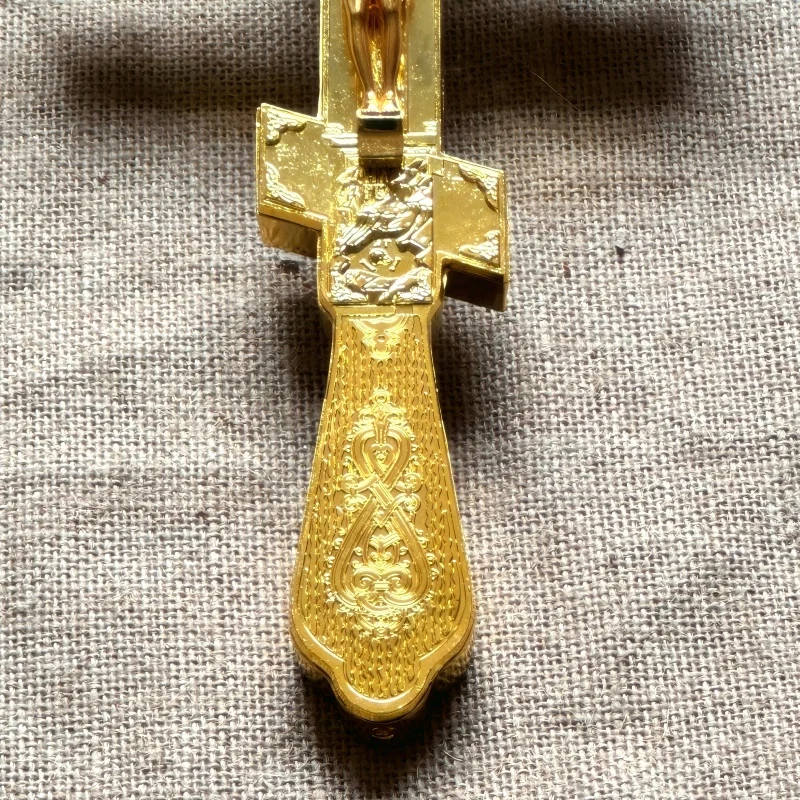 Vintage vergoldetes orthodoxes Standkreuz-Kruzifix mit emaillierter Basis für den Heimaltar, Gebetsandacht, christliche religiöse Dekoration – Detail 2