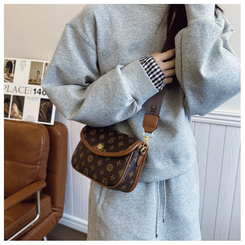 

Women's Messenger Bag Made Of Star-Printed Leather Featuring High-End Paris Casual Neat Look​