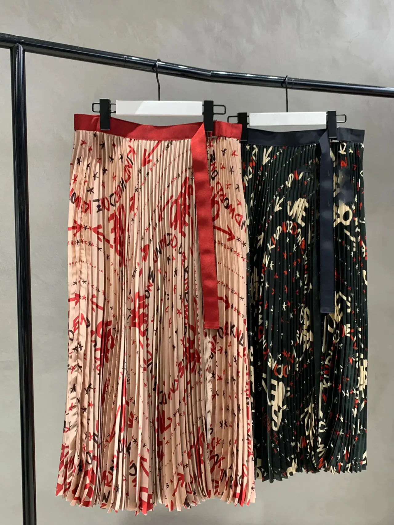 

FOG SACAI Spring 2024 High-waist Midi Skirt Women's Folded Slimming Mature Sle Mid-flavor Series A-line Polyester Fibers