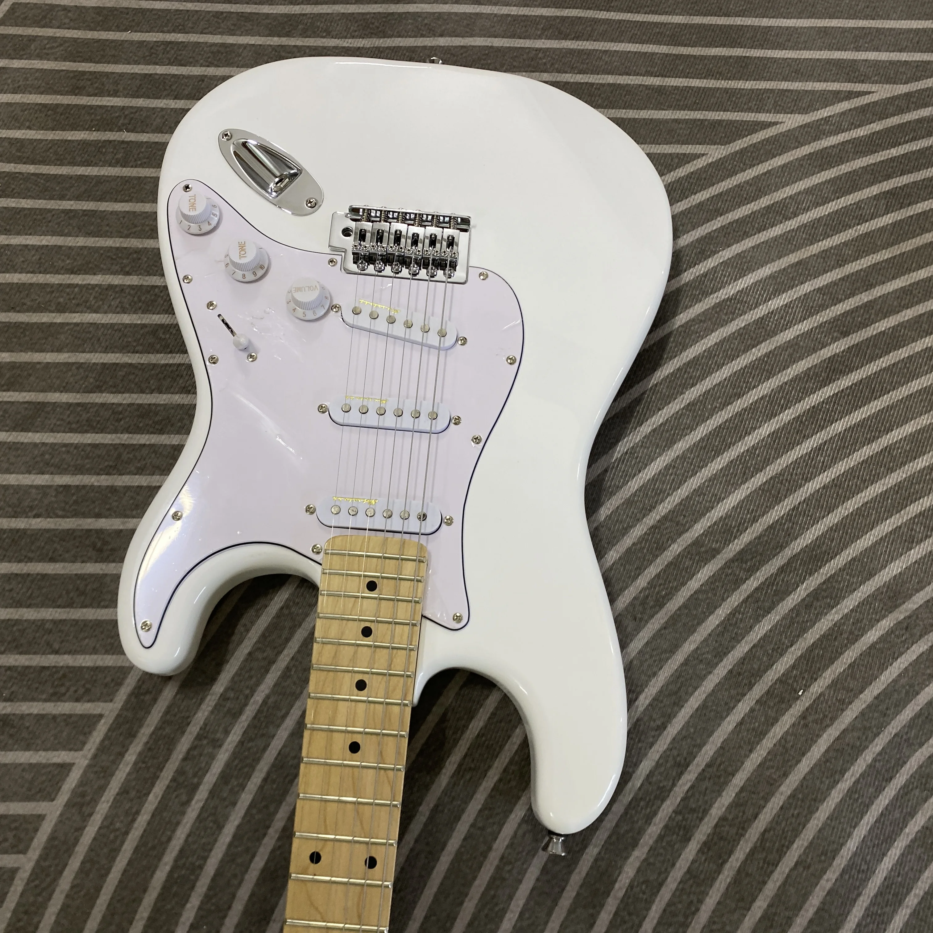 Guitarra eléctrica con pastillas SSS, diapasón de arce, color blanco, herrajes cromados, cuerpo de tilo, 22 trastes