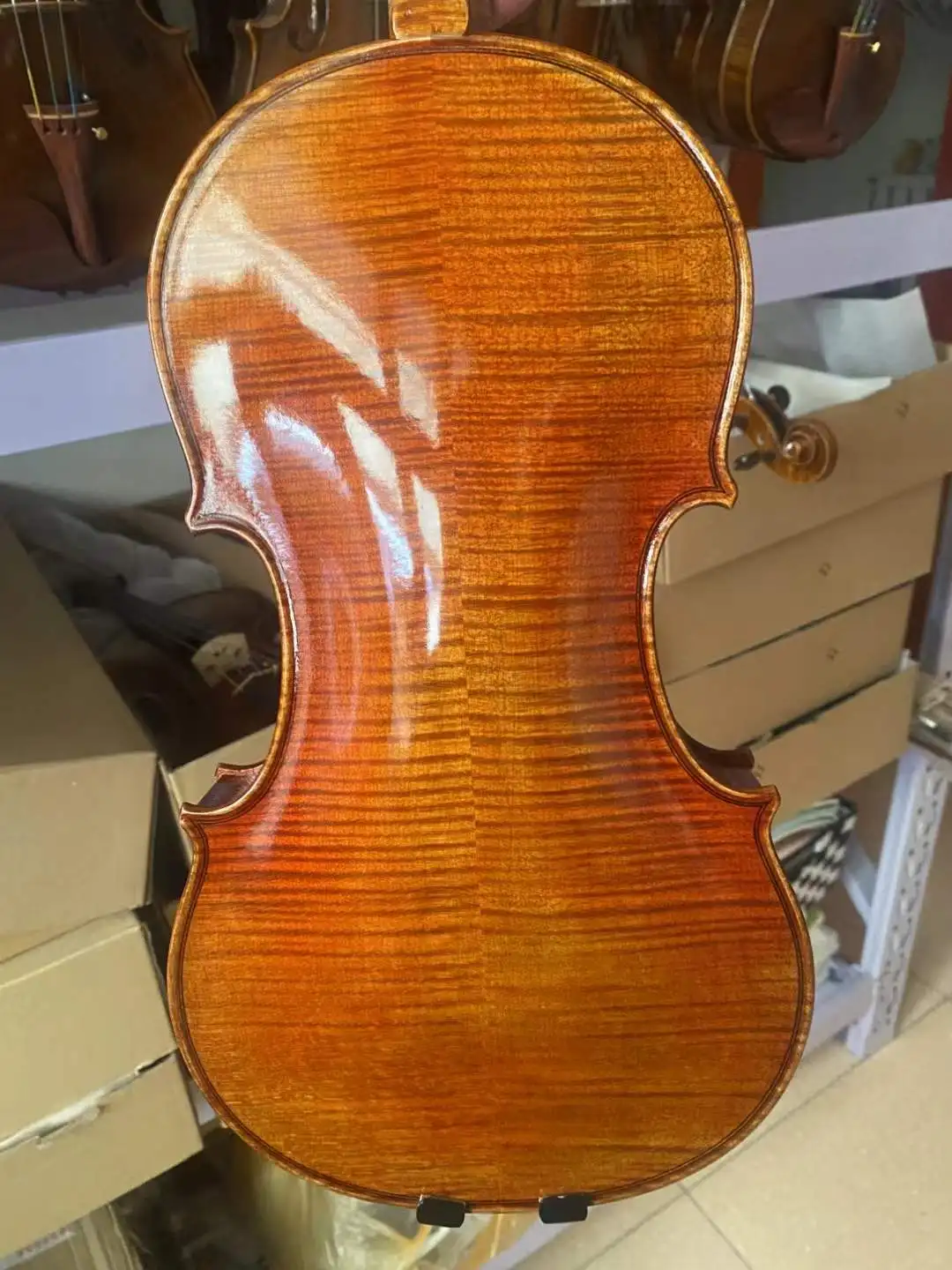 Handmade violins made from imported European materials are very beautiful