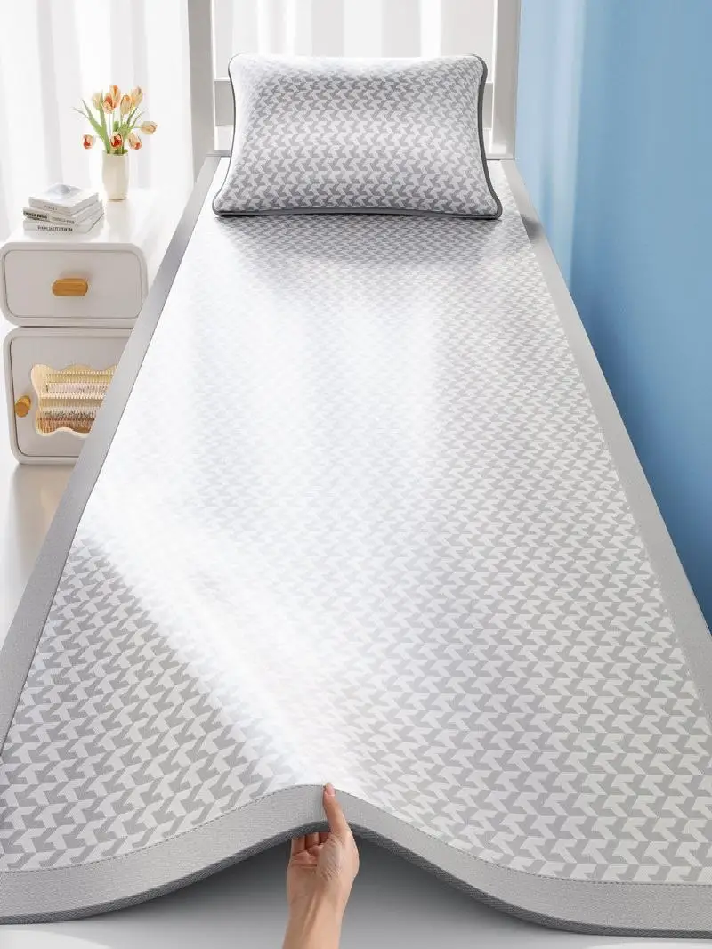 

Комплект из трех предметов для студенческого общежития: летний охлаждающий коврик из ледяного шелка, однослойный, складной, мягкий, машинная стирка