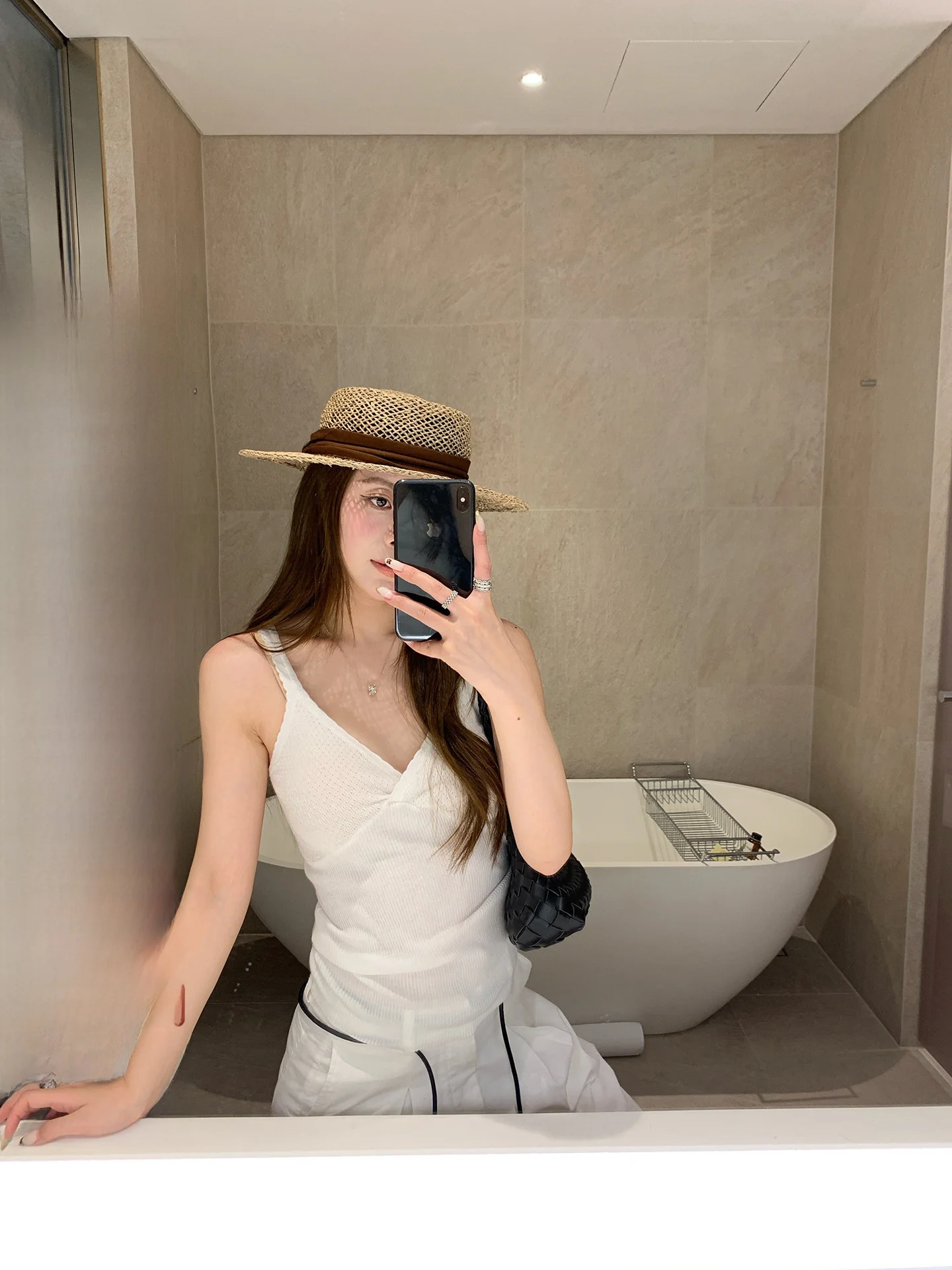 

TeeH mat Aesthetic Two-color V-ne Lace Knitted Vest Women's Versatile White Top Inner Wear Outer Wear Casual Sle...