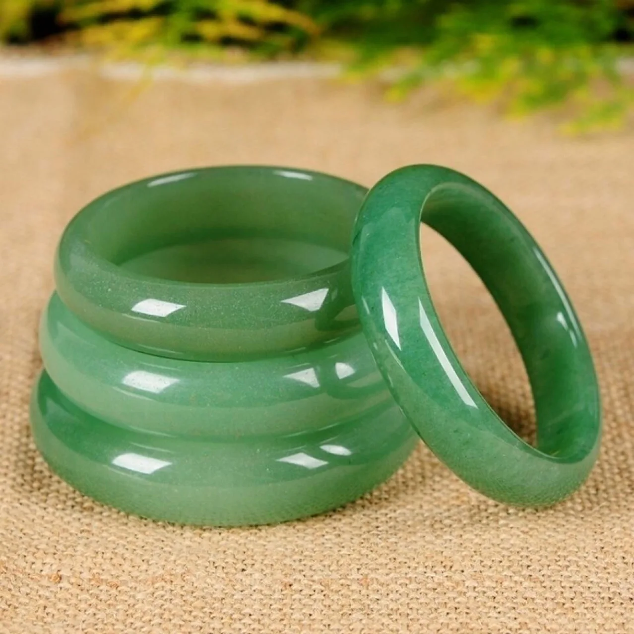 

Браслет из натурального нефрита Донглинг, шпинатно-зеленый, с позитивным кругом из зеленого нефрита.