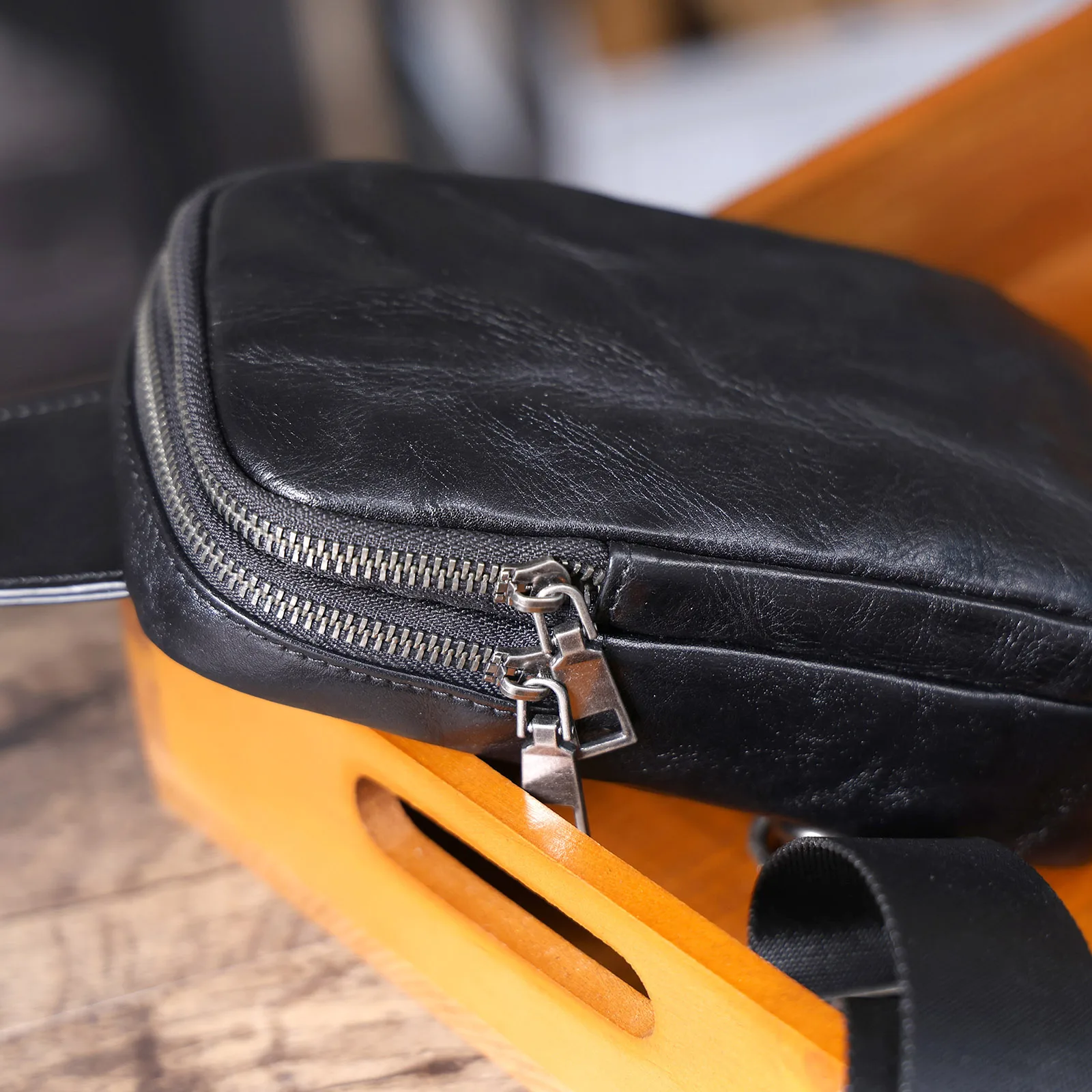 S.WORKER Premium Vollnarbenleder Brusttasche Mini Echtleder Herren Mode Umhängetasche für Männer – Detail 12