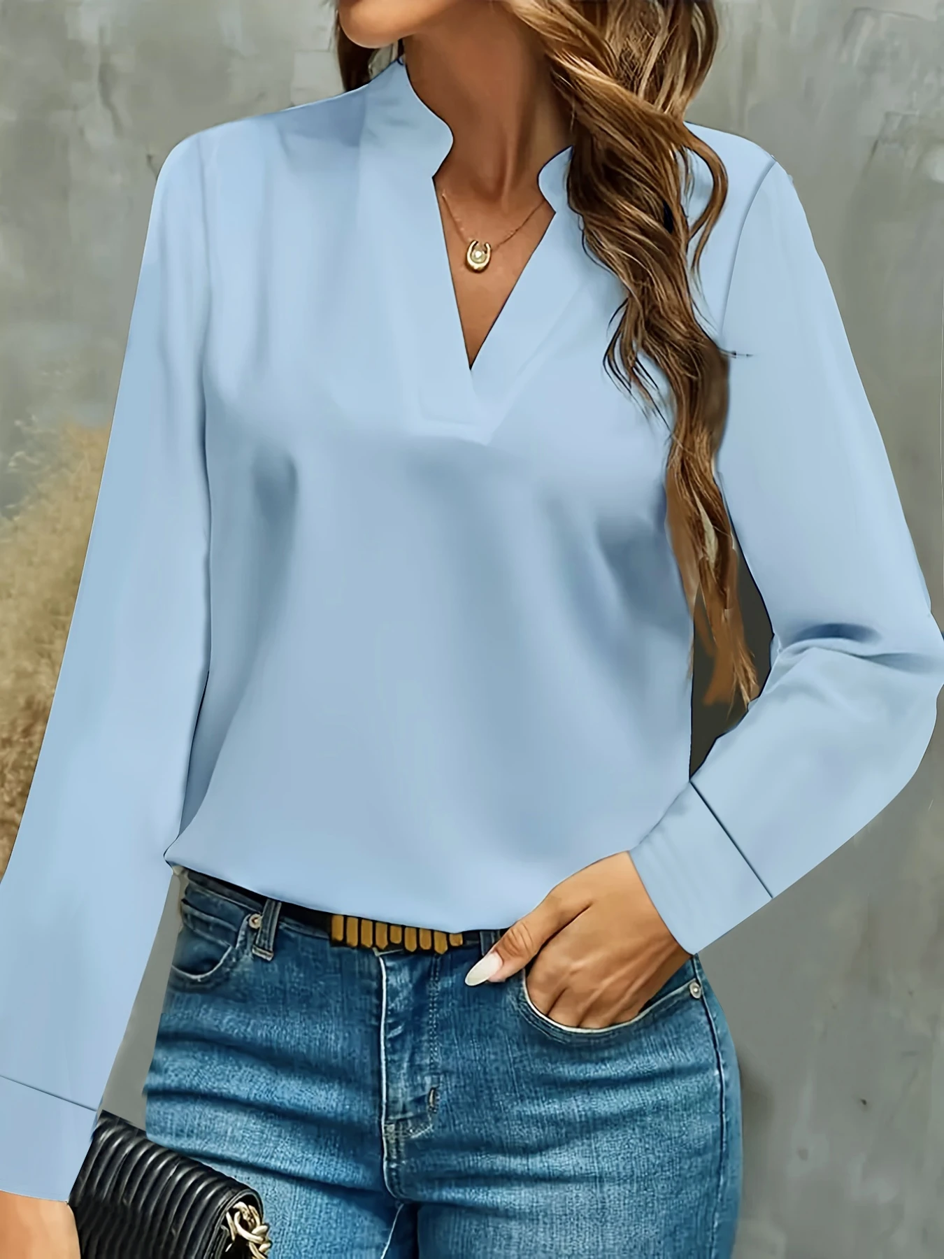 

Элегантная женская блузка с V-образным вырезом и длинными рукавами с манжетами из гладкой шелковистой ткани, идеально подходит для офиса, повседневного и универсального стиля.