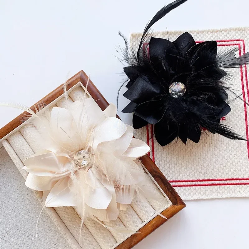 Fashion Handmade Fabric Flower Brooches for Women Feather Crystal Corsage Elegant Wedding Party Jewelry Clothing Accessories