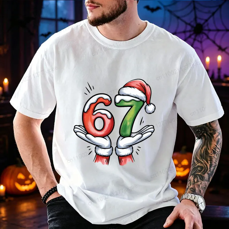 Weihnachts-T-Shirt für Herren, Grafik mit Santa-Handen, die die Zahl 67 halten, kurzärmeliges T-Shirt, Weihnachts- und Feiertags-Freizeitoberteil, Party-Outfit – Detail 3