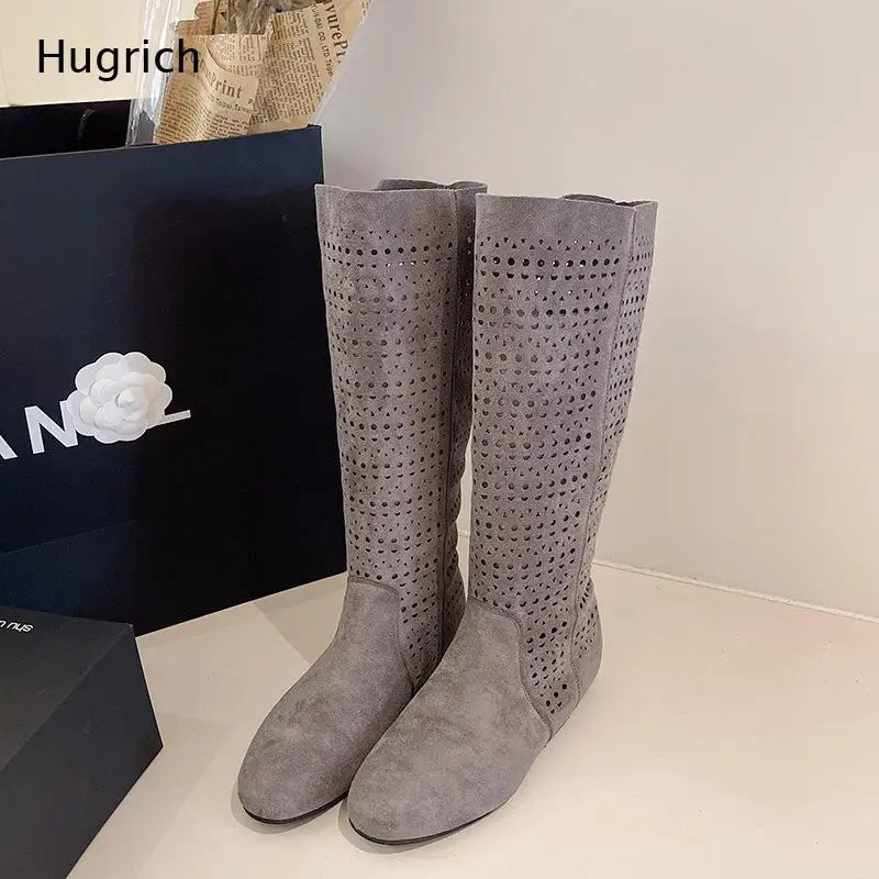 Graue Damenstiefel aus perforiertem Wildleder mit flachem Absatz, atmungsaktive, hohle Sommerstiefel für den Freizeitgebrauch.