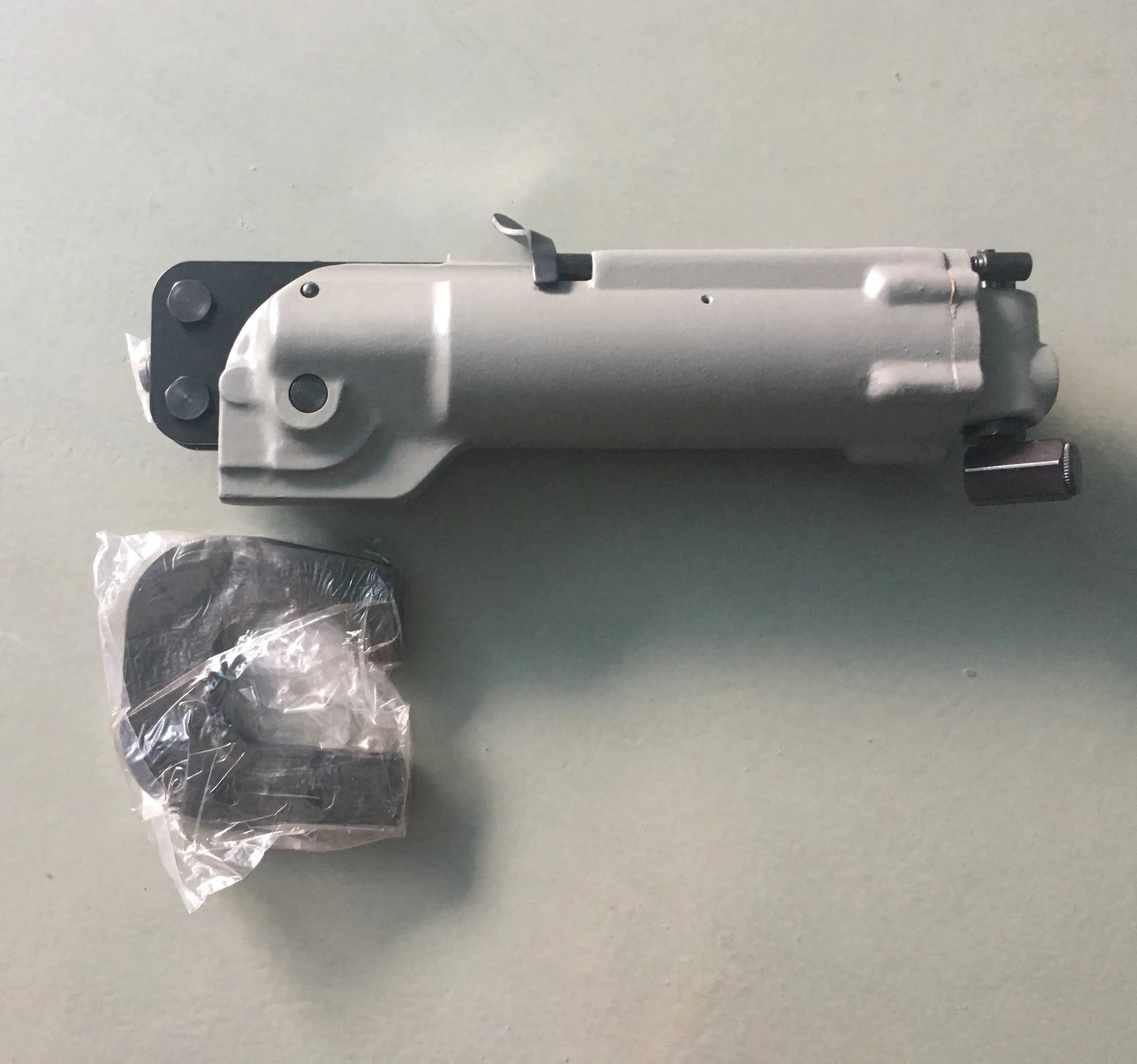 

Пневматический заклепочник C-типа 2026 для заклепки выставочных стендов