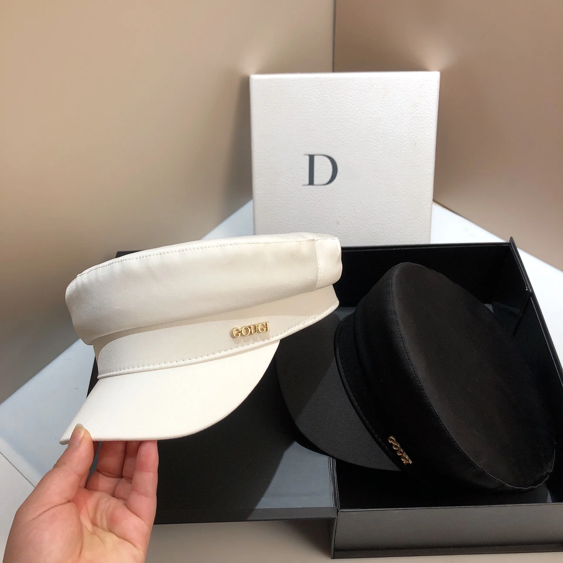 ​ قبعة بحرية جديدة من الساتان لعام 2025 للنساء - قبعة مسطحة مثل الحرير من الأسيتات، قبعة ربيع الخريف ريترو شيك، قبعة شمس قابلة للتعديل ​