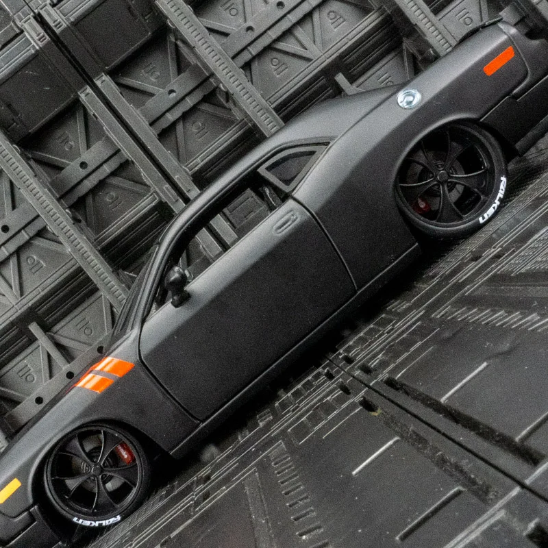 

Модель автомобиля Maisto 1:24 Dodge Challenger из сплава, с открывающимися дверями, капотом и багажником, богато детализированная, тонкой работы.