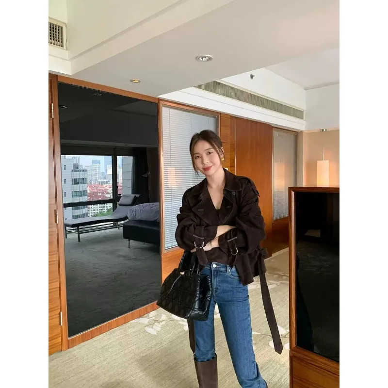 เสื้อโค้ทสั้นผ้าหนังกลับสีกาแฟสไตล์เกาหลี เสื้อโค้ทกันลมที่ทันสมัยและเป็นผู้ใหญ่สำหรับผู้หญิงฤดูใบไม้ผลิ/ฤดูใบไม้ร่วง