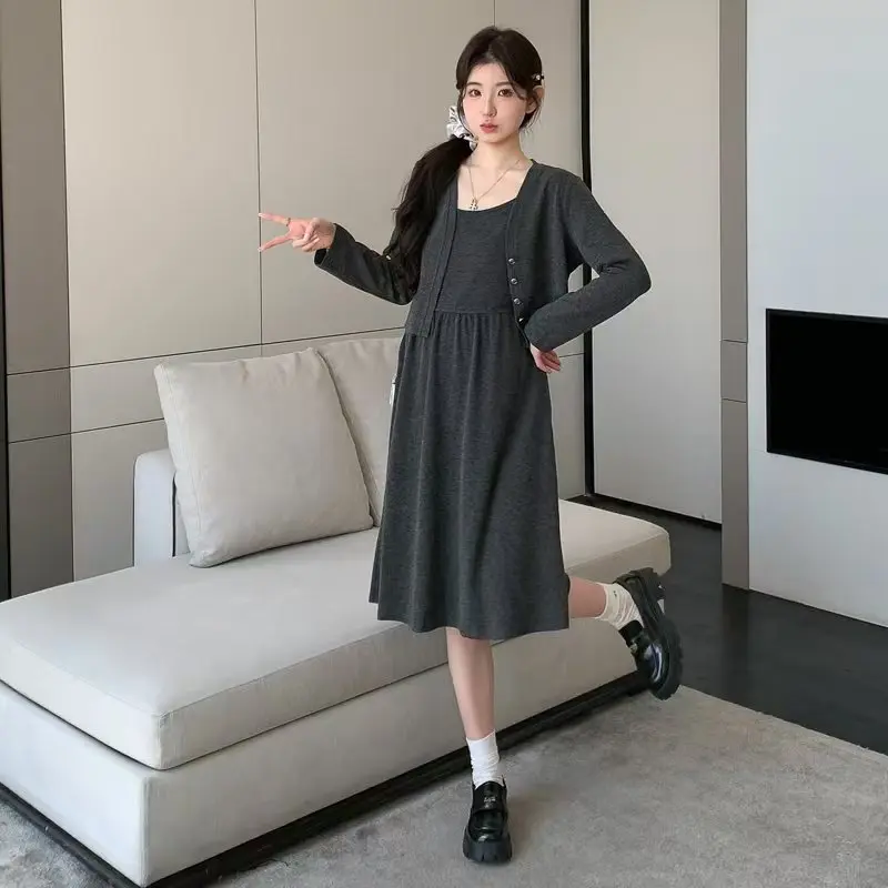 Traje de maternidad 2025, nuevo estilo, versión coreana, vestido tejido con tirantes de temperamento suave y cárdigan de manga larga, conjunto de dos piezas