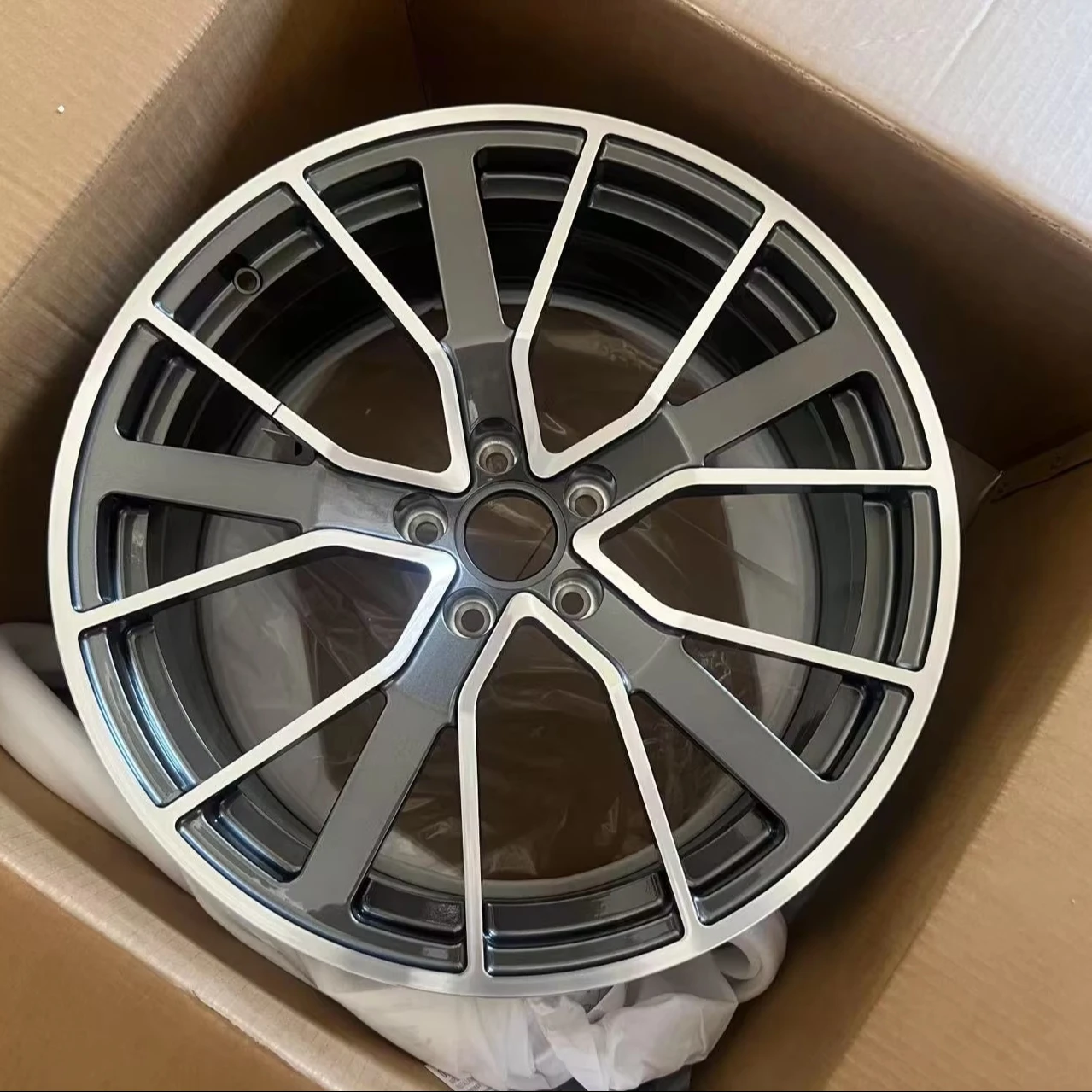 

YLC a Multi-spoke Five-hole Wheel Hub with a Glossy Finish, Made of Forged Aluminum Alloy for Universal