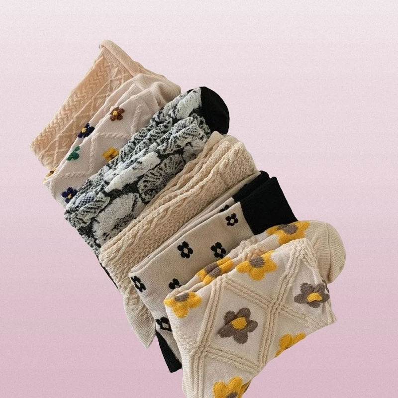 Chaussettes à fleurs respirantes pour femmes, tube moyen, style universitaire, chaussettes longues douces pour filles, chaussettes de sport pour femmes, 3/6 paires, nouveau, 2024