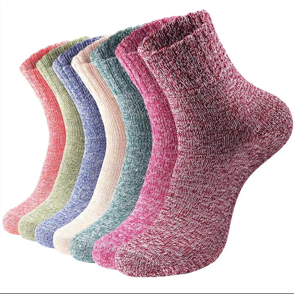 7 Pairs of Random Women's Autumn and Winter Mid Leg Floor Socks, with Delicate Texture Suitable for Daily Use