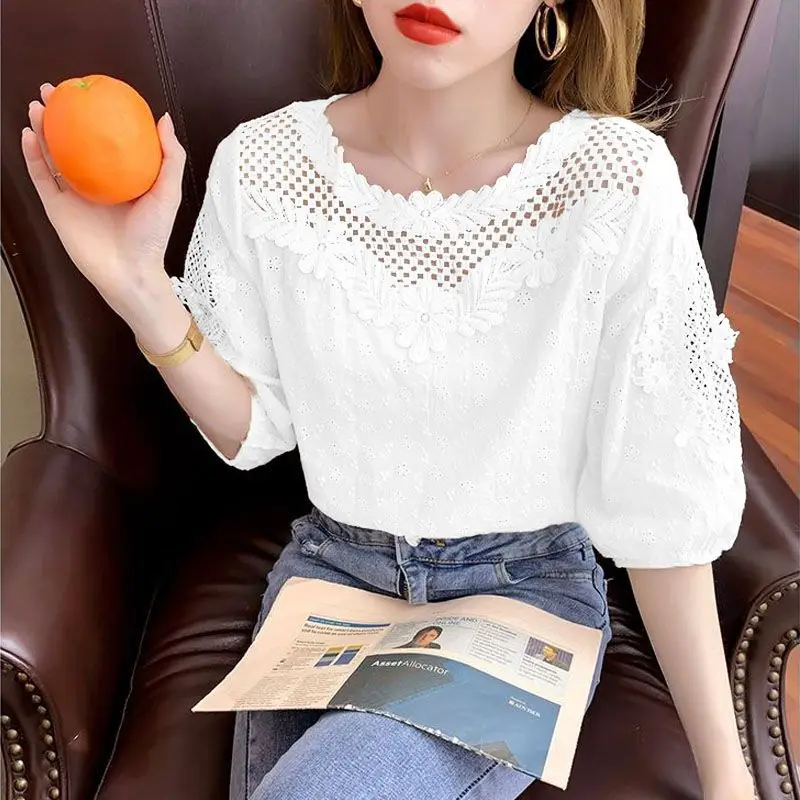 Temperament Fashion Summer Women\'s Solid O-Neck Embroidered Hollow Lace Sweet French Style Three Half Sleeve Loose Shirts Tops