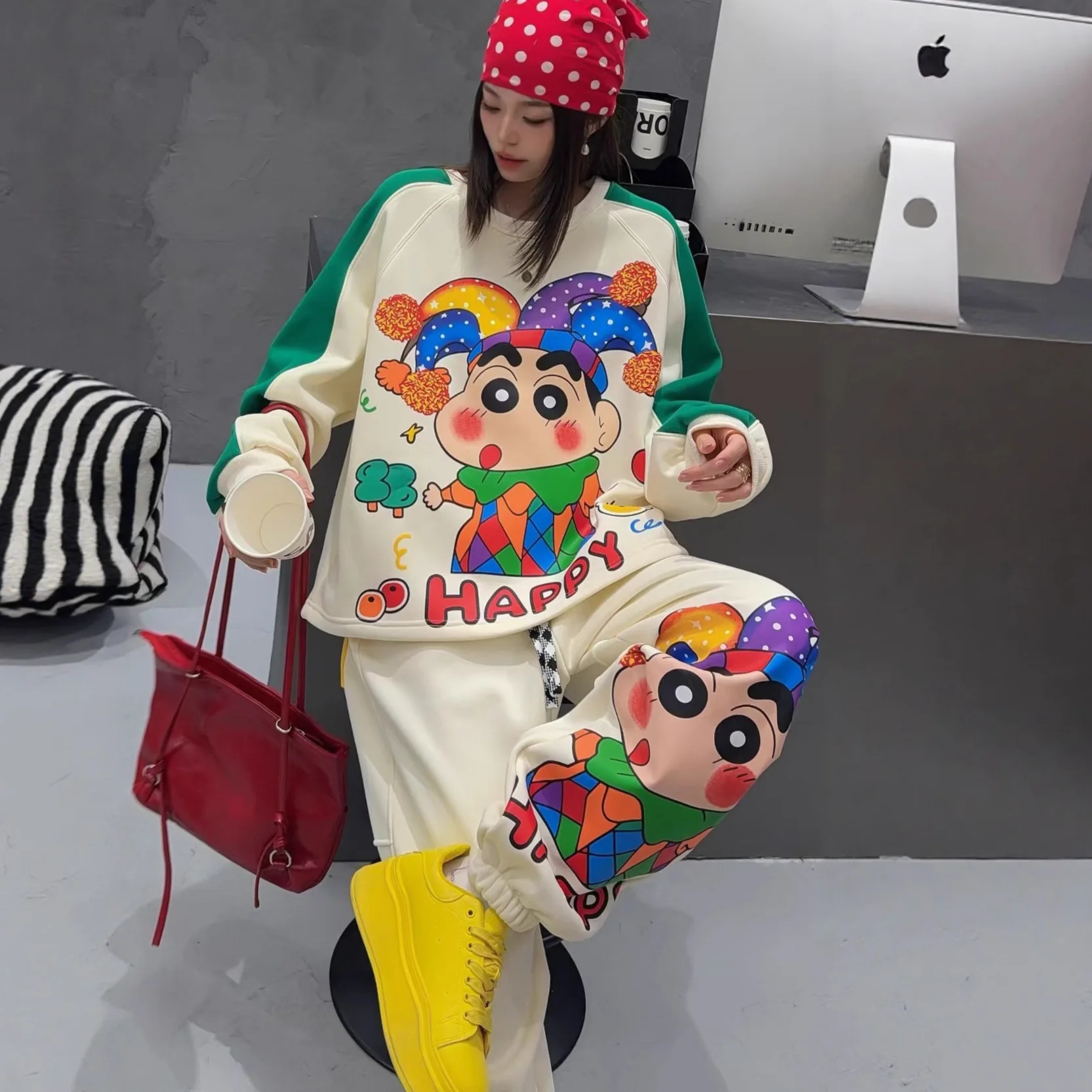 Novo conjunto de duas peças Crayon Shin-chan – feminino emendado contraste cor espartilho suéter moletom solto preguiçoso vibração roupa de desviando de idade