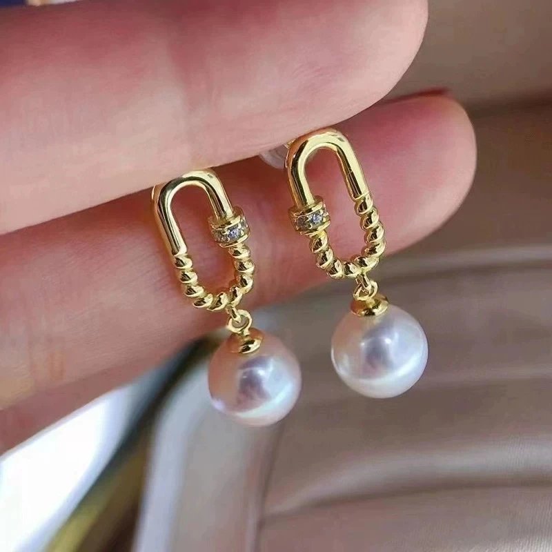 

Великолепная пара круглых серег с белым жемчугом Южных морей диаметром 9–10 мм и диаметром 10–11 мм, 925 пробы.