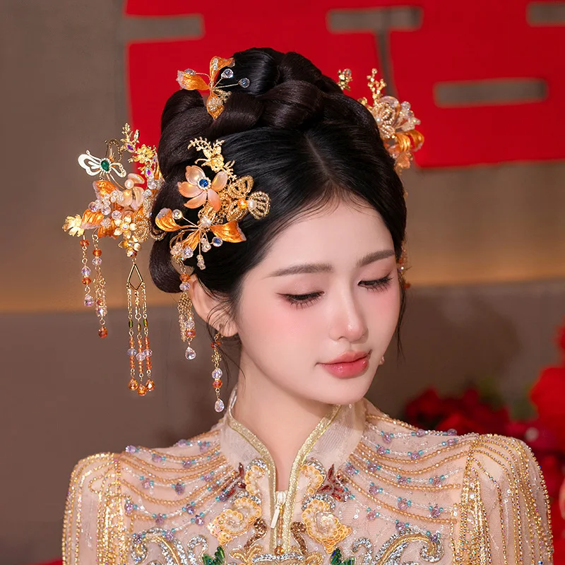 غطاء رأس الزفاف الصيني الذهبي Xiuhe الملابس الصناعة الثقيلة بسيطة وأنيقة عالية الجودة وثوب غطاء الرأس الحد من العمر