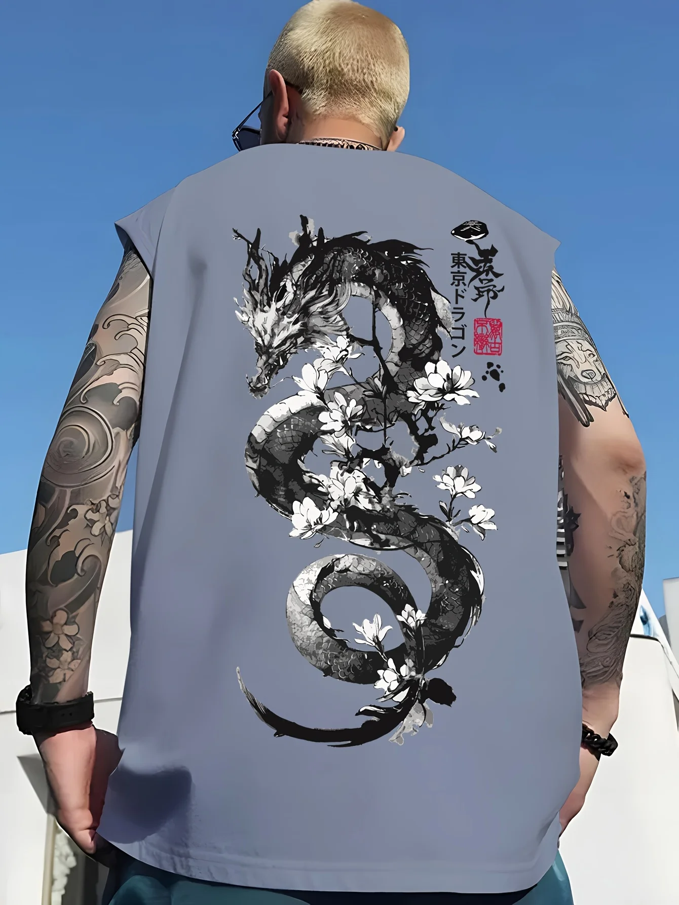 

Мужская майка для занятий спортом на открытом воздухе с рисунком черного дракона и буквенным принтом.