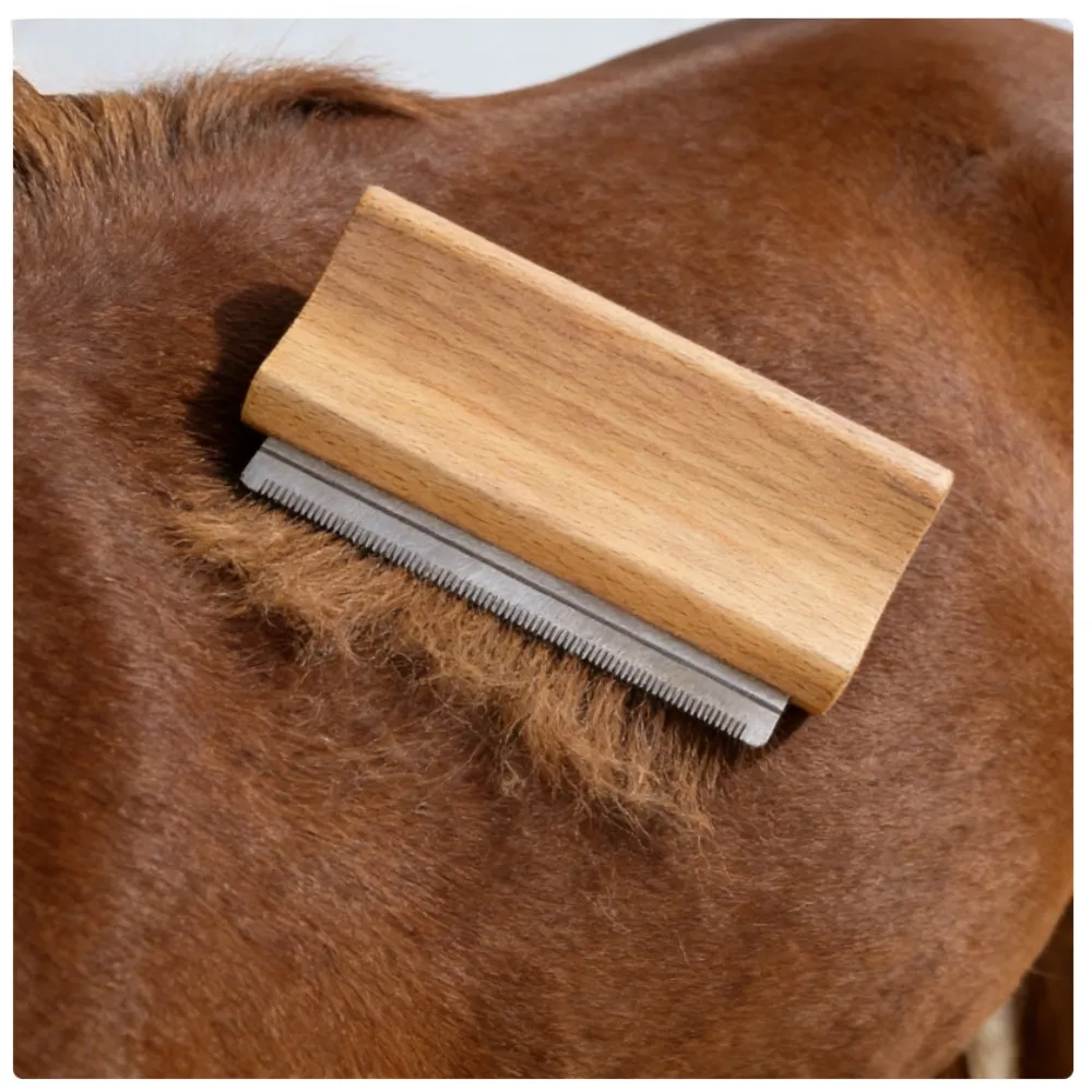escova-de-madeira-para-cuidado-equino-e-remocao-de-pelos-de-cavalos