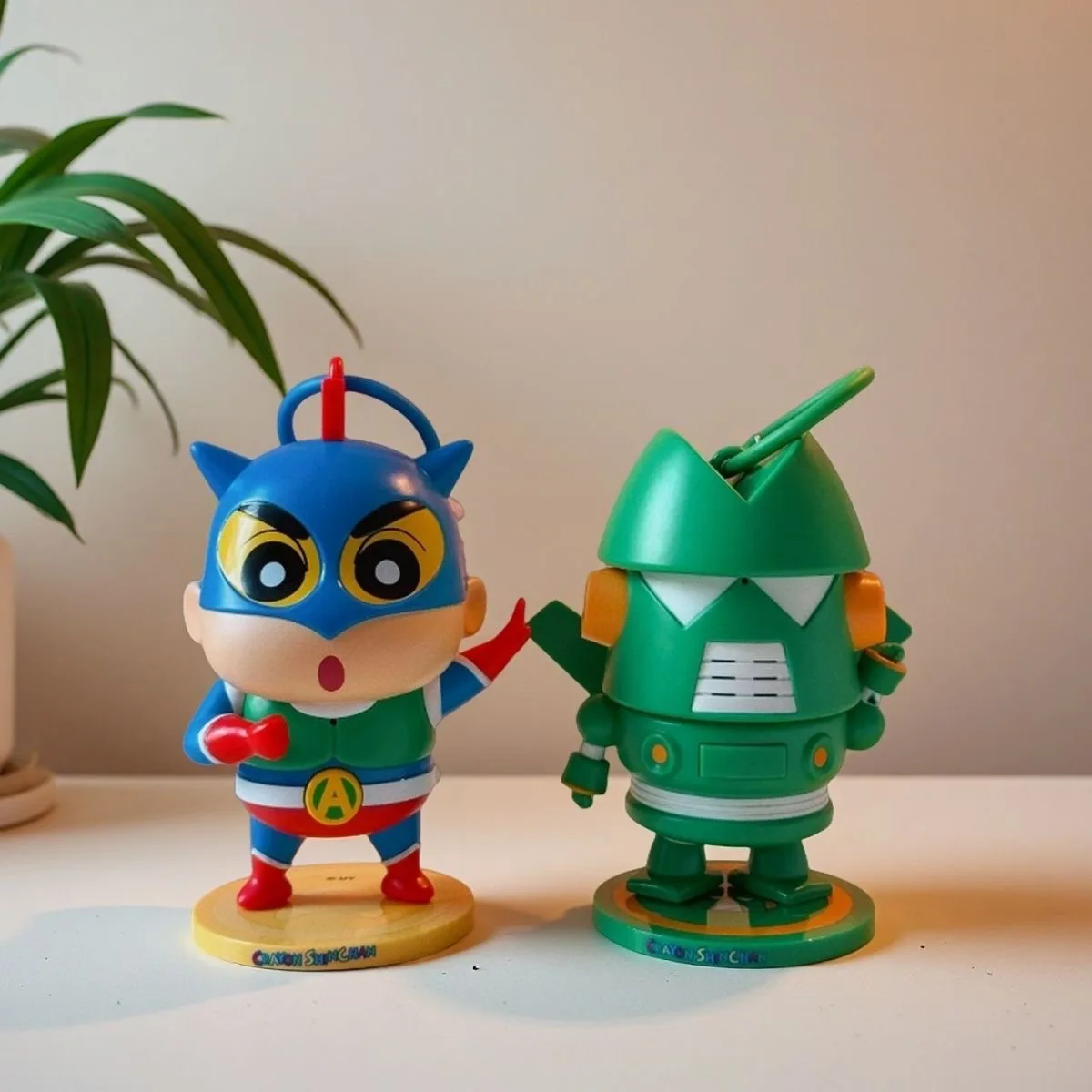 MINISO Crayon Shin Chan Walkie Talkie Mainan Model Kartun Periferal Asli Hadiah Mainan Walkie Talkie Anak-anak Liontin Lucu